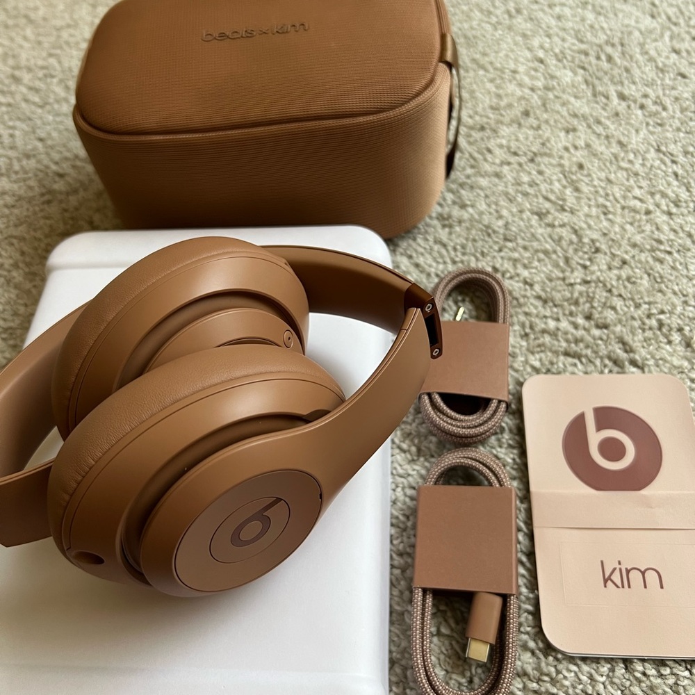 Kim Brown Wireless Headphones - DUNE